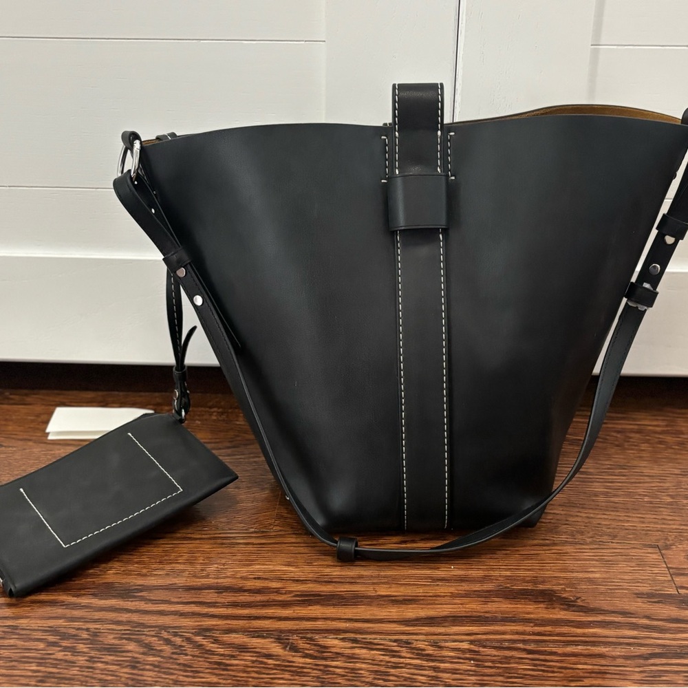 Elegant Black Leather Tote Bag - Picture 10 of 10